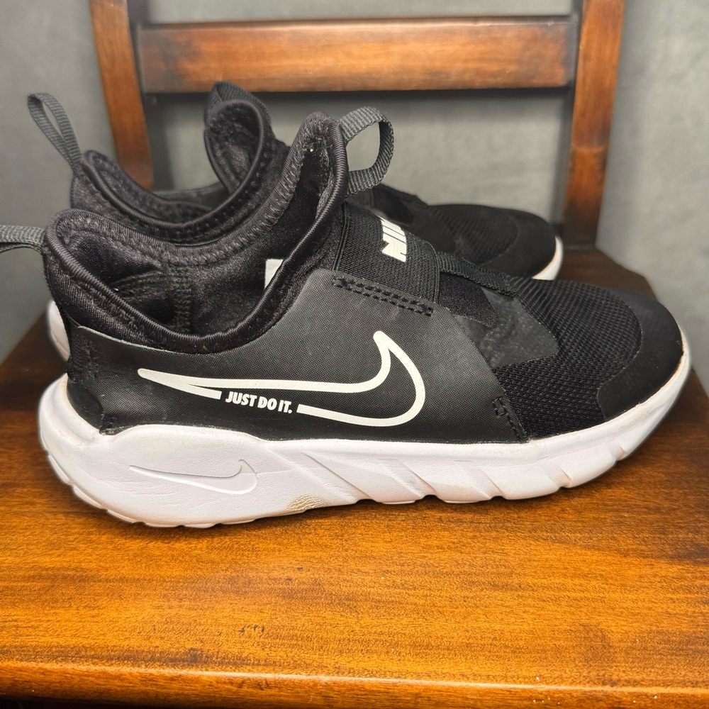 Nike Flex Runner 2 Kids Size 1Y Black &White| Slip On Running/Training Sneakers - Picture 5 of 9